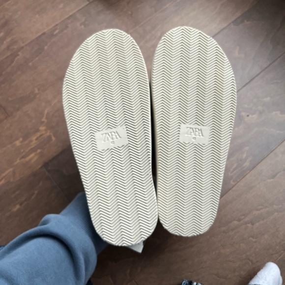 Zara slides - Picture 7 of 8